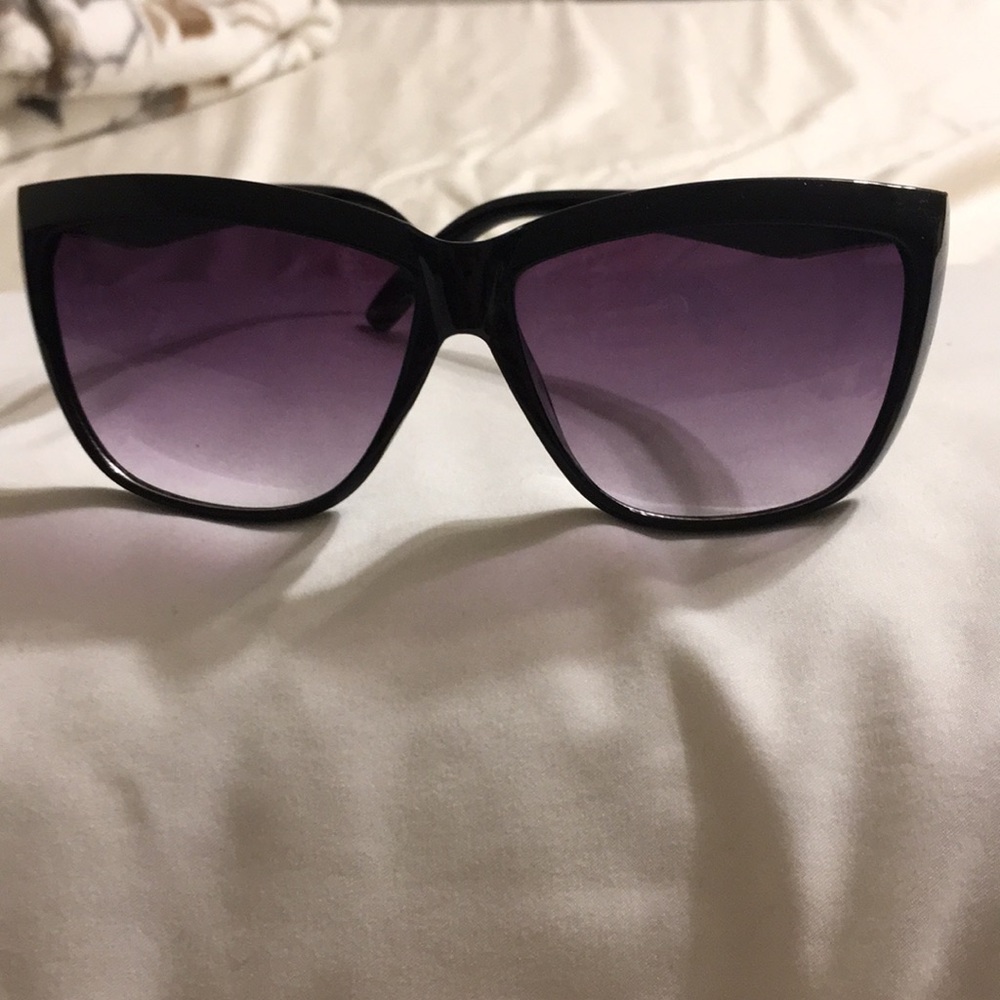 Large frame sunglasses
